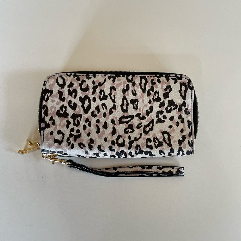 EUC Maurices Pink and Black Leopard Print Double Zipper Clutch